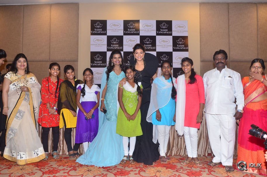 Sushmita-Sen-at-Sashi-Vangapalli-Cannes-Red-Carpet-2017-Success-Meet